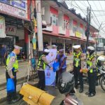 PERINGATI HARI LALU LINTAS BHAYANGKARA KE-71, SATLANTAS POLRES SAMBAS SALURKAN BANTUAN SEMBAKO KEPADA MASYARAKAT